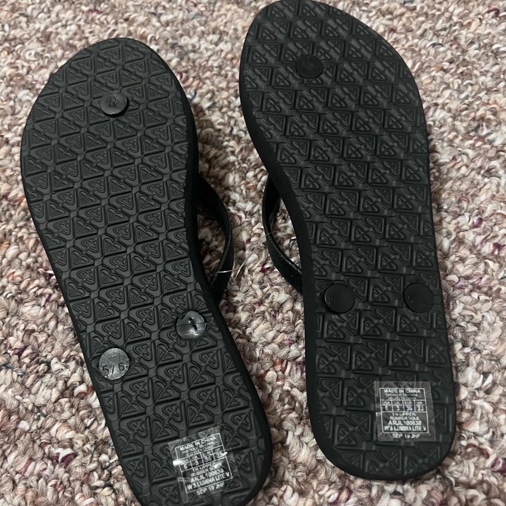 New ROxy flip flops - Picture 2 of 2
